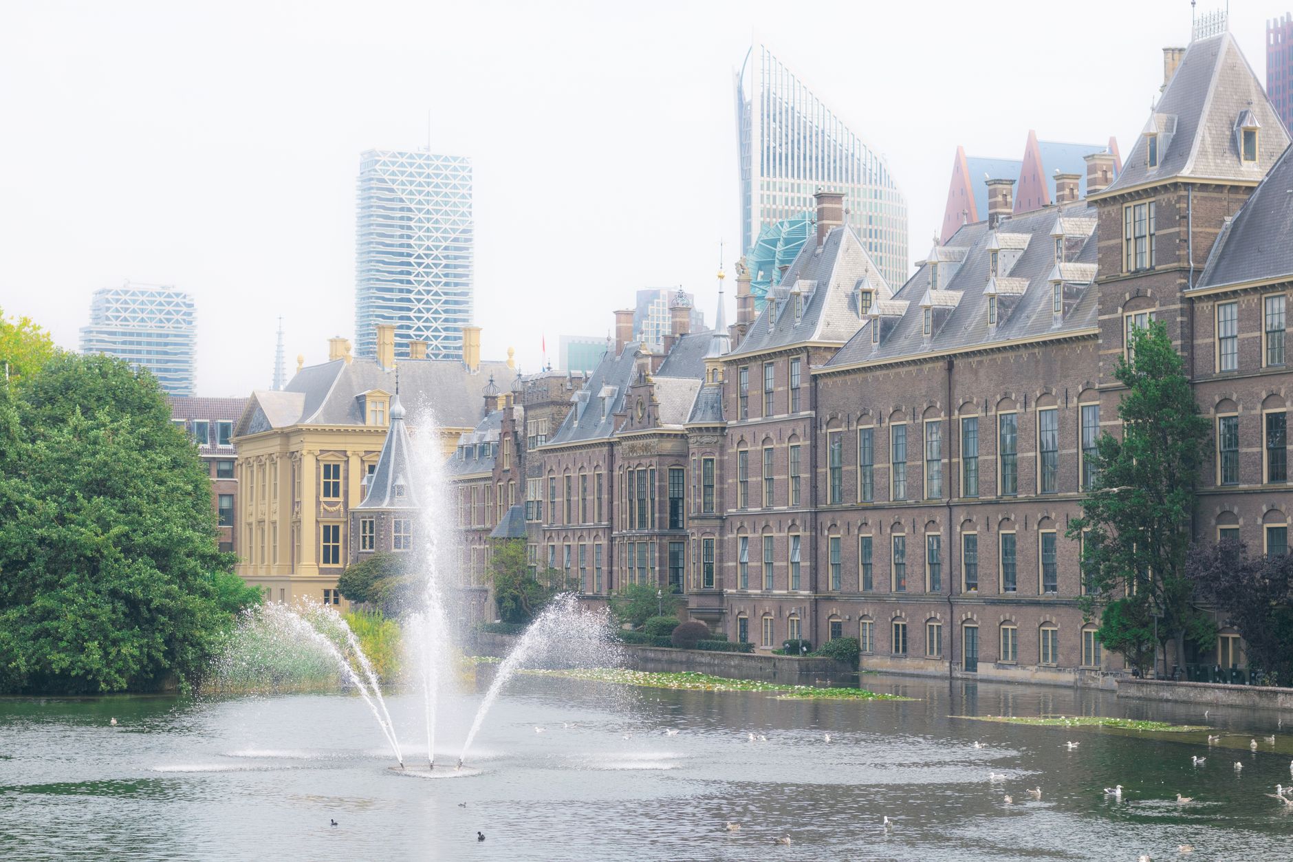 Reconstructie: hoe de regenboogvlag op het Kamergebouw kwam